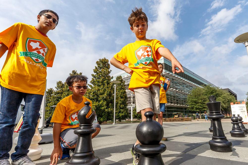 孩子们在国际象棋广场下棋